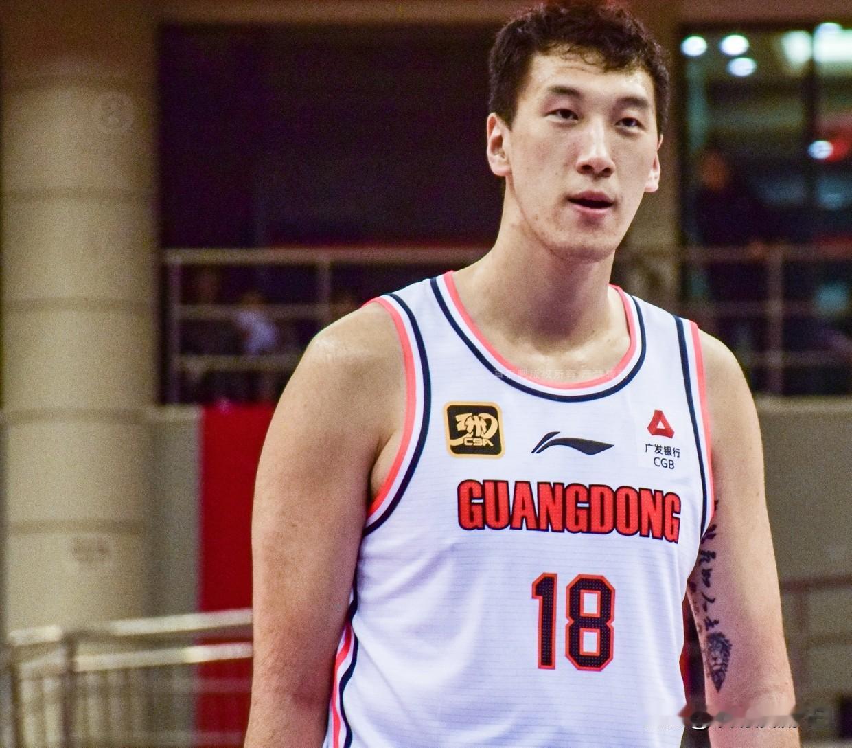 杜润旺新赛季要给力点了，要不处境会很尴尬大家都知道，杜润旺本来就是个纯射手，