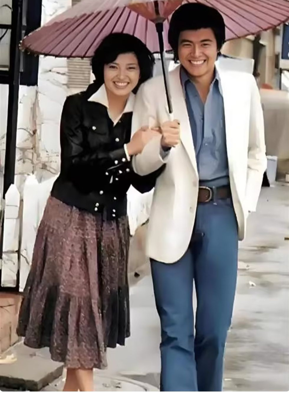 67岁山口百惠街拍认不出！不打针不烫头，这才是优雅老去的样子？