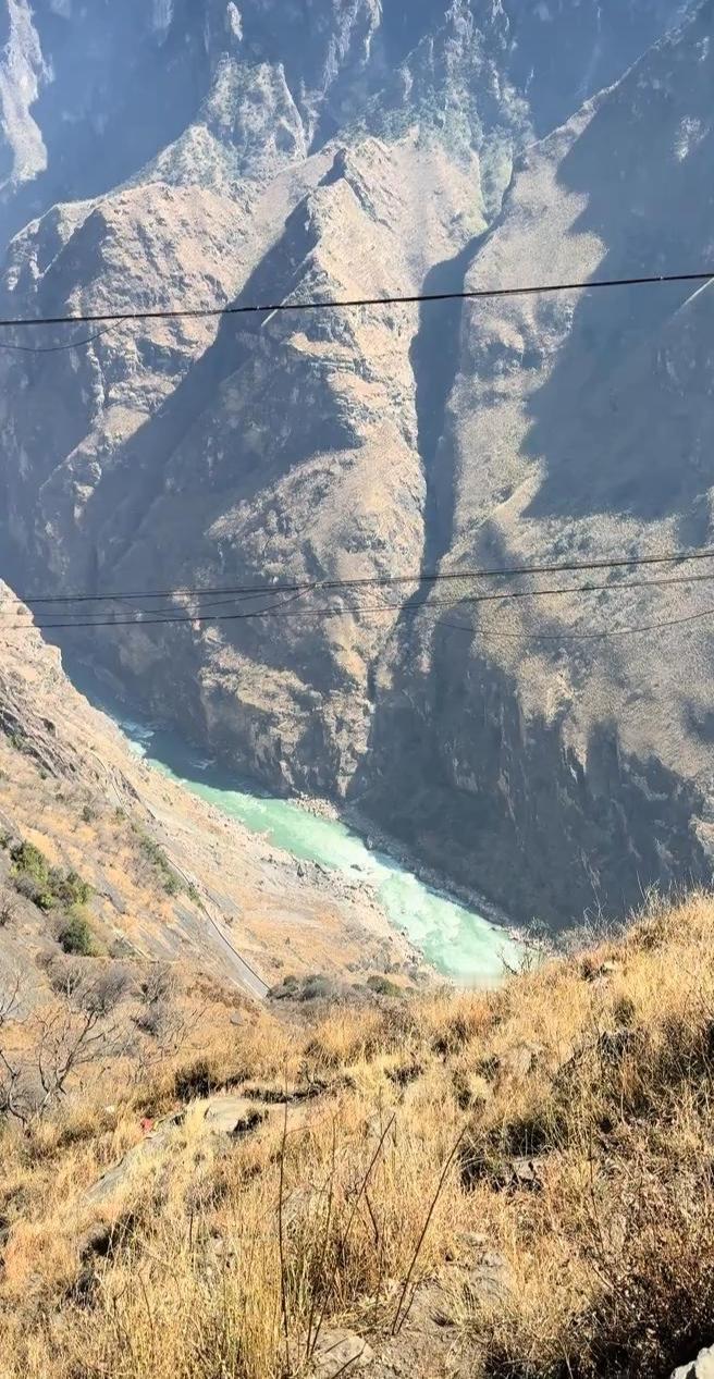 2月21日正月初五，云南迪庆香格里拉虎跳峡一名男童失足坠崖不幸身亡。