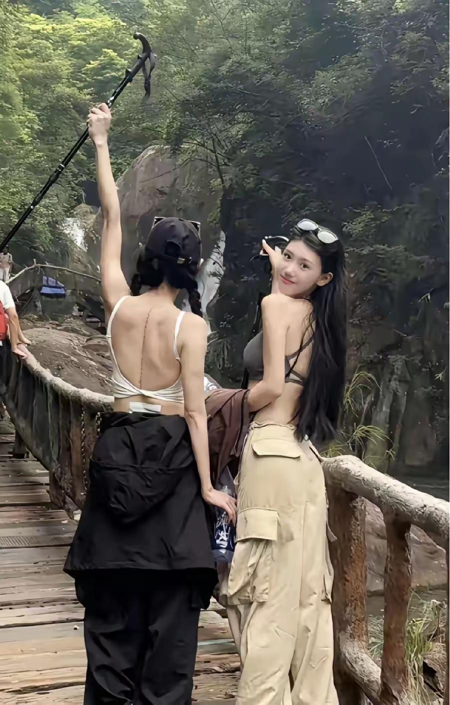 爬个山你穿成这样真的不太好吧!不过身材颜值还是很不错