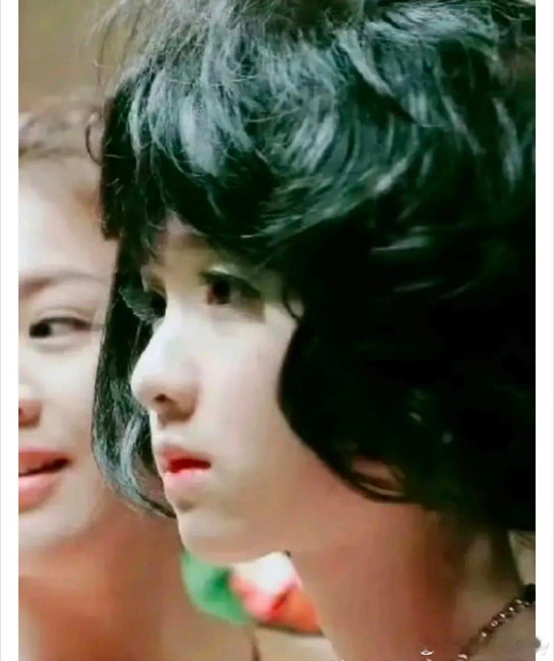 陈都灵素人时期也不一般吧，除了第一张图发型比较一般，脸和现在几乎一模一样，还多了