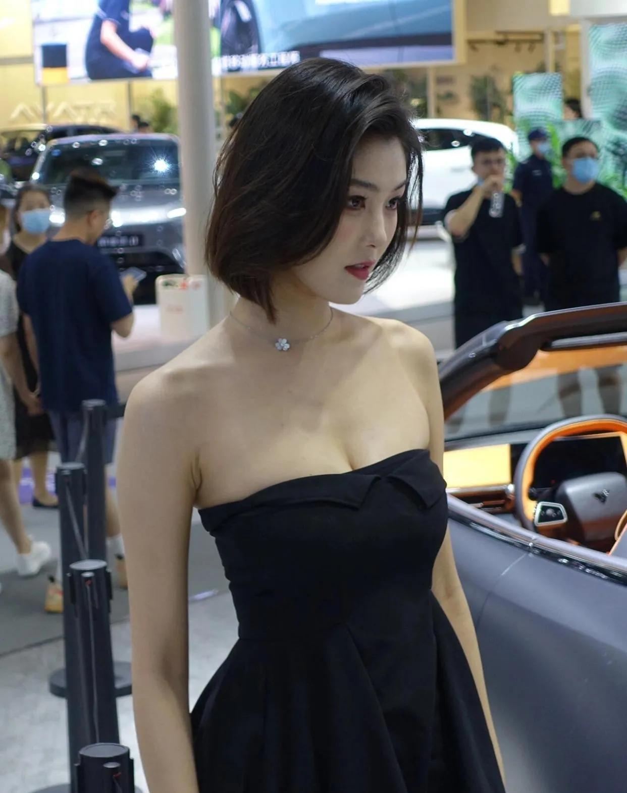 程儿这生图是开了“焊在身上”的美颜吗？车展随手抓拍都这么绝！黑色抹胸裙+红