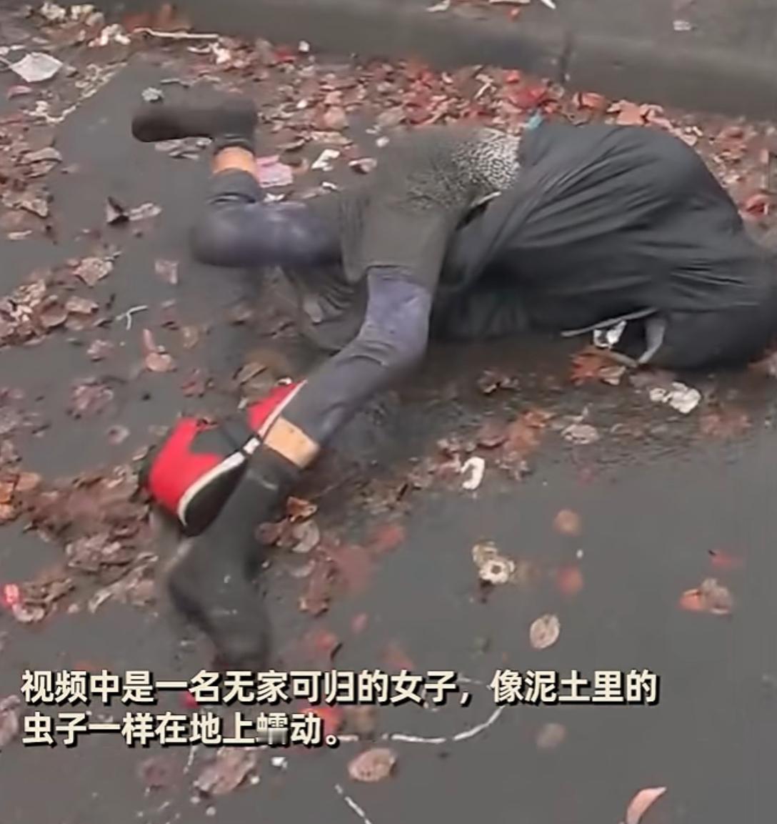 真是一道美丽的风景线，美国波特兰市街头，到处都是这种如同丧尸般的瘾君子，一名无家