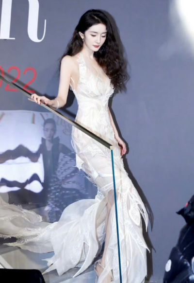 杨幂的身材很曼妙确实哦，不仅是脸蛋身材也是哦～​​​