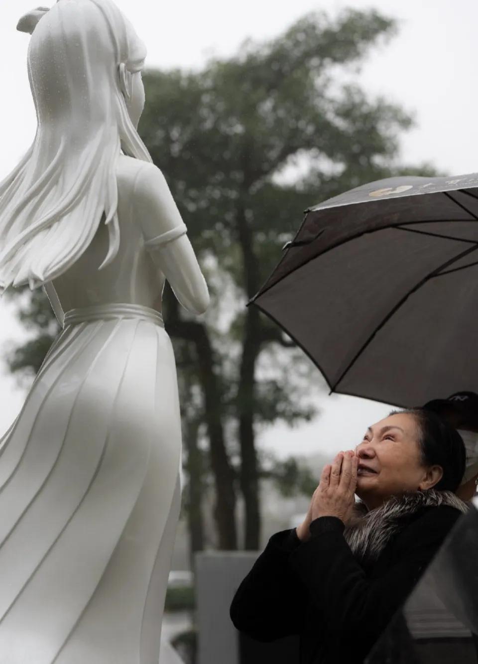 大s去世已经一周年了，丈夫具俊晔为她设计了纪念雕像，小s泣不成声，她说：姐