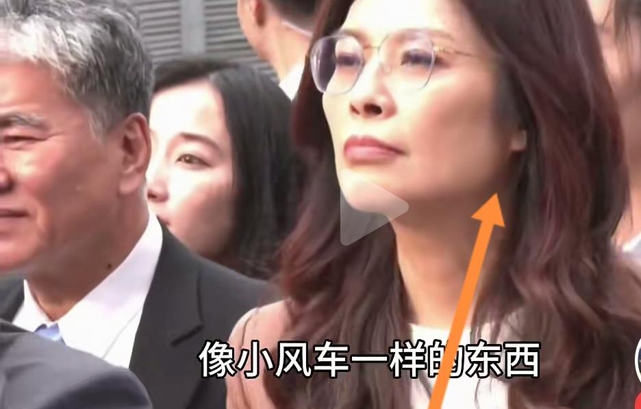 大家注意到没？台湾国民党主席郑丽文正在出访大陆，但有一个特别显眼的细节，估计99