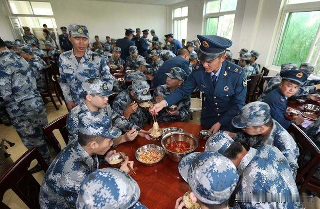 新兵入伍的第一顿饭，通常被称为“迎新面”或“扎根面”，主打一个“暖心暖胃、消除紧