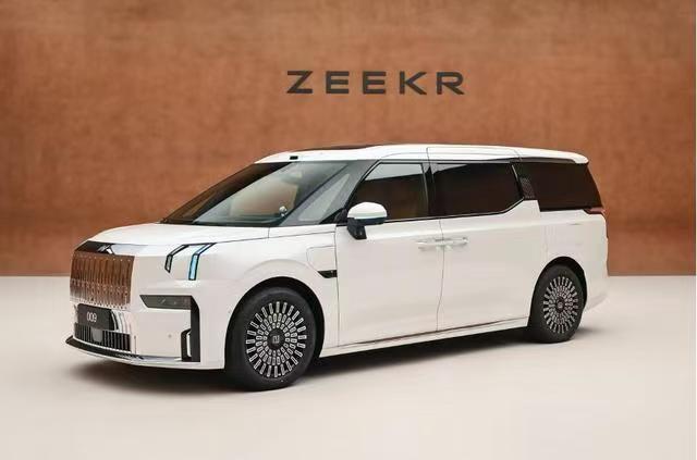 焕新极氪009上市：全栈900V高压架构41.38万元起售焕新极氪009于5