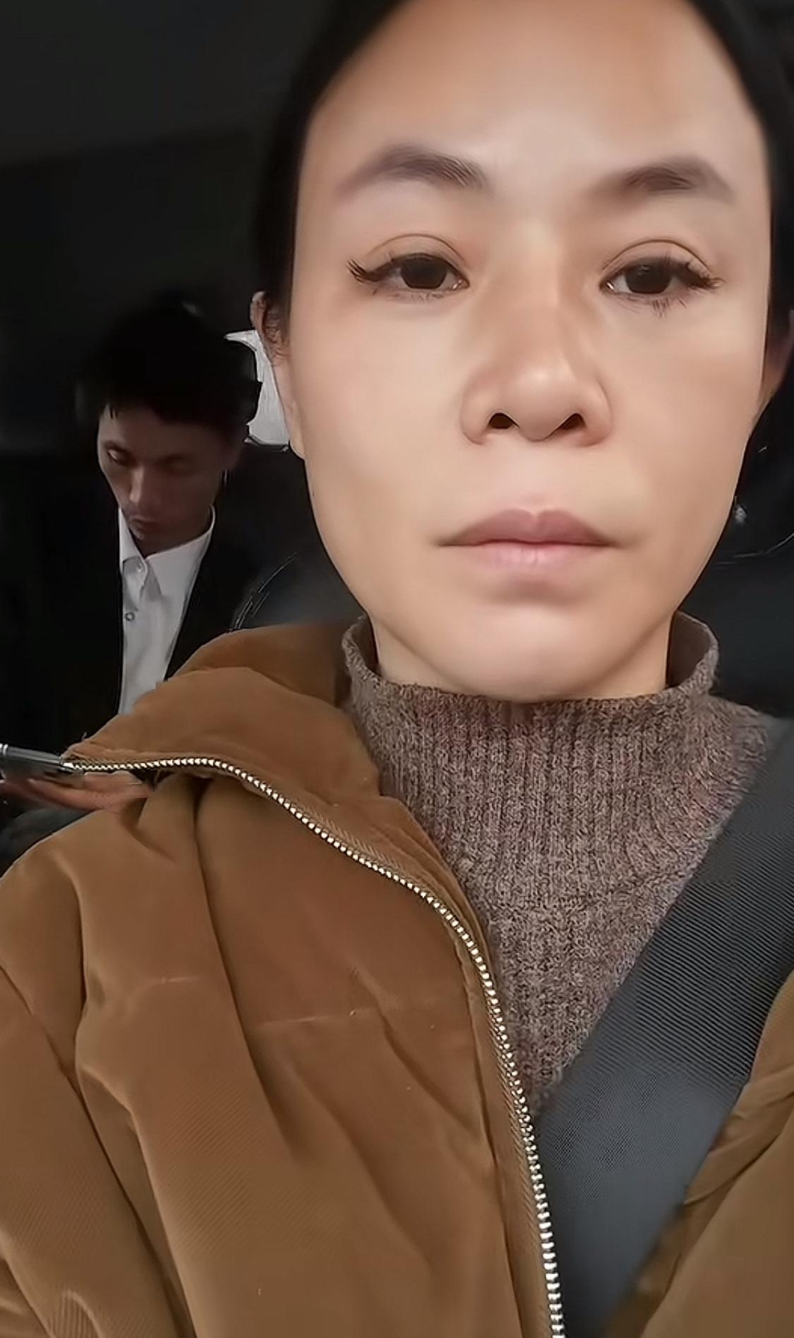 失散33年的姐弟俩，认亲的第二天，李鑫就差点翻脸不认人了。李鑫：家里还很多事情