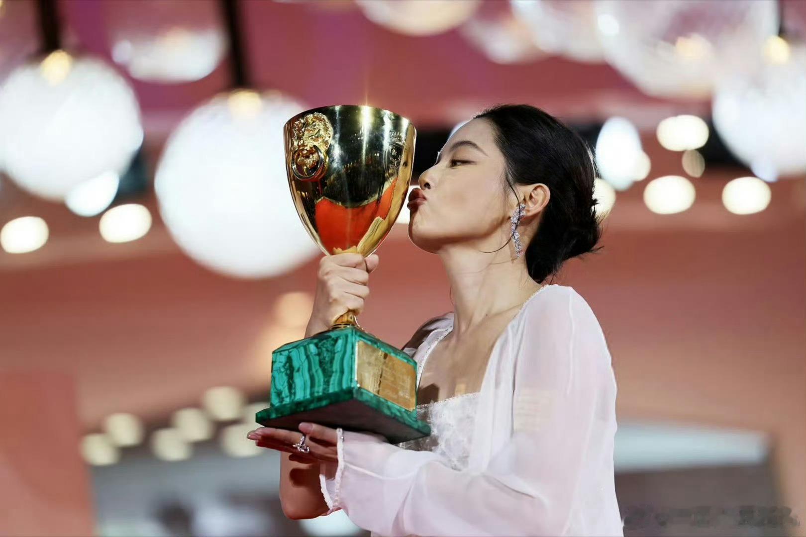 今年获得A类电影节影后的华人女演员🏆辛芷蕾《日掛中天》威尼斯影后万茜《