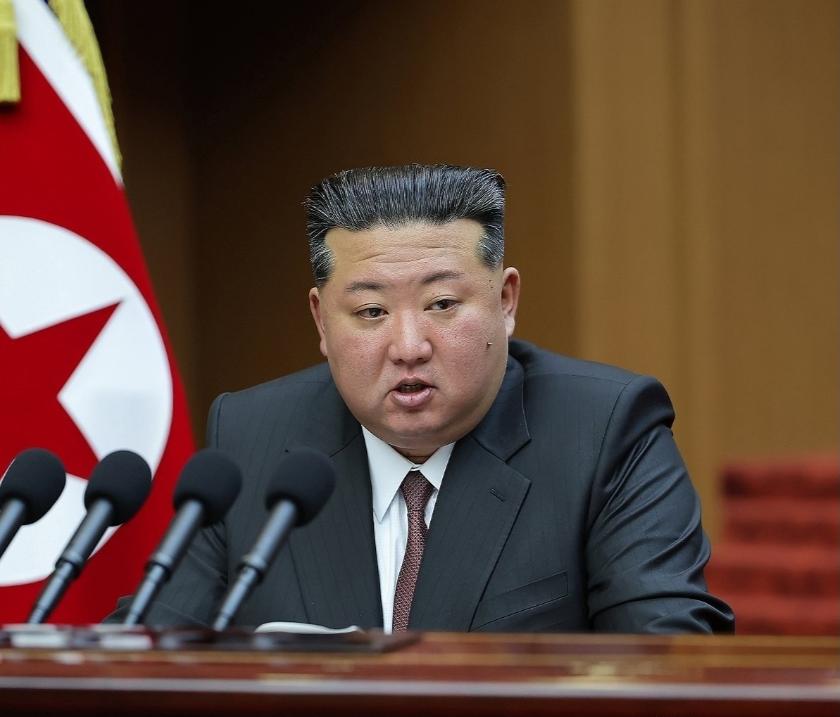 金正恩一句话，直接把中俄关系的亲疏分量摆上了秤！平壤官媒白纸黑字宣布：朝鲜与俄罗