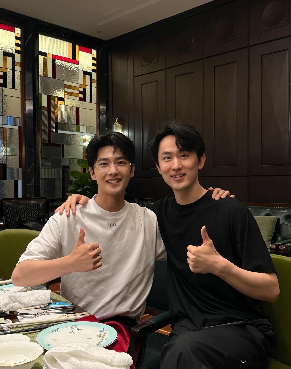 杨洋和同班同学合影，颜值差别好大