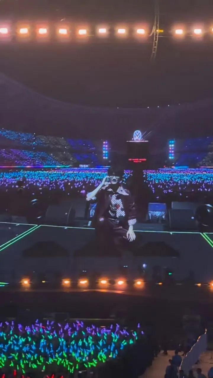 排面拉满！许嵩天津演唱会被全场送新婚祝福谁懂这份现场氛围感！许嵩天津演唱会大合照环节，台下观众集体齐