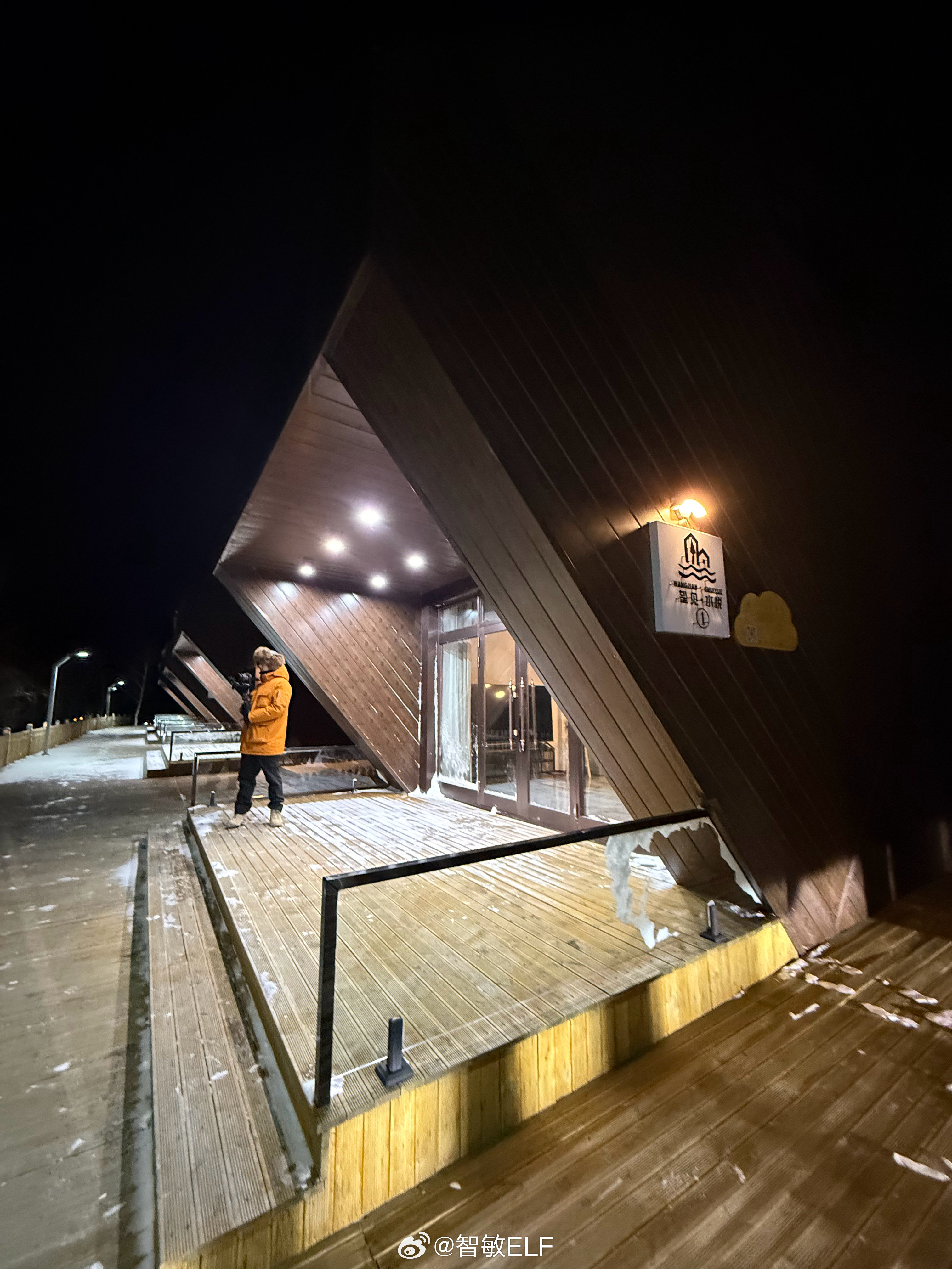 今天入住安排一万块一间（旺季）的酒店位置就在额尔古纳湿地景区里面整个酒店只有4间