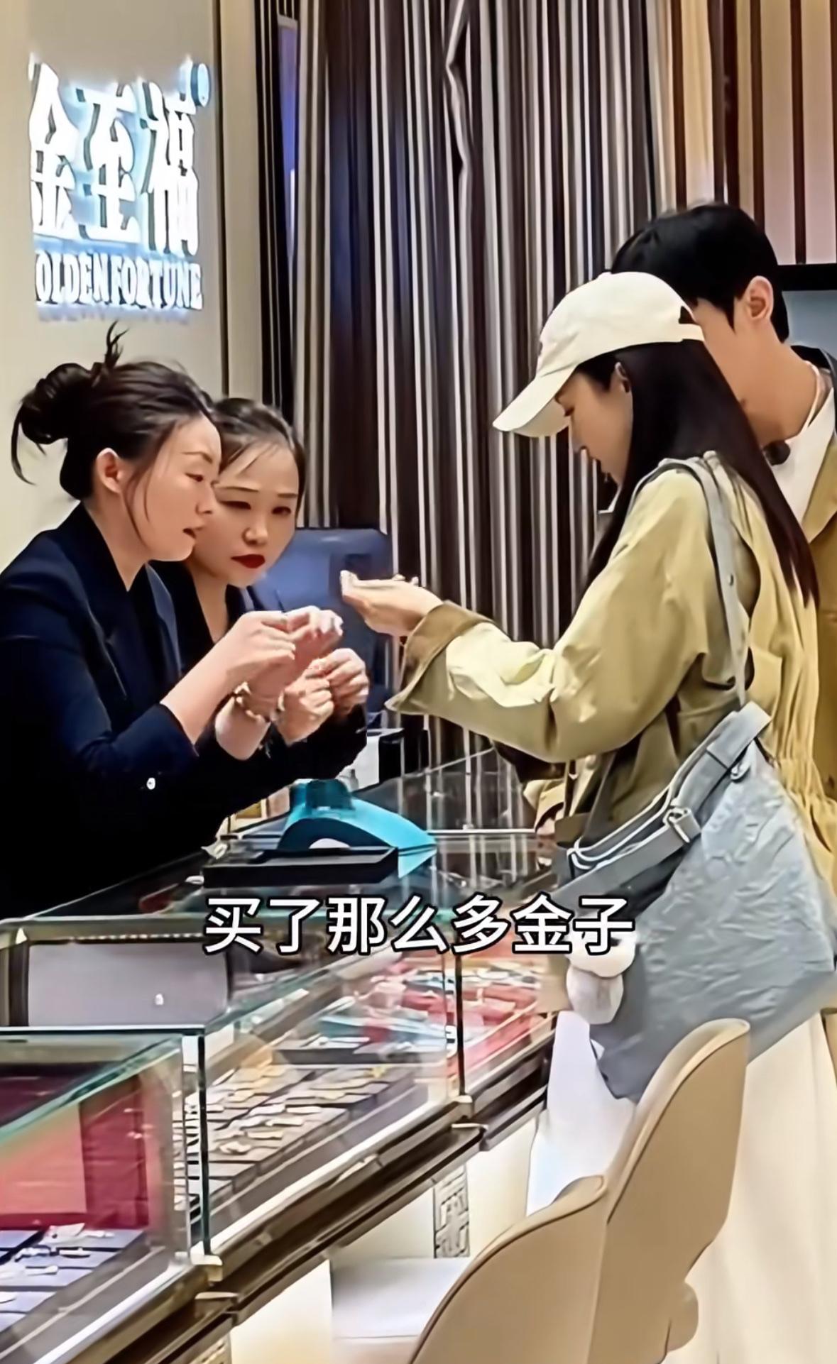 大家不要替董璇心疼钱了，这个金店品牌是董璇代言的，还被植入进了综艺里，去录制的当