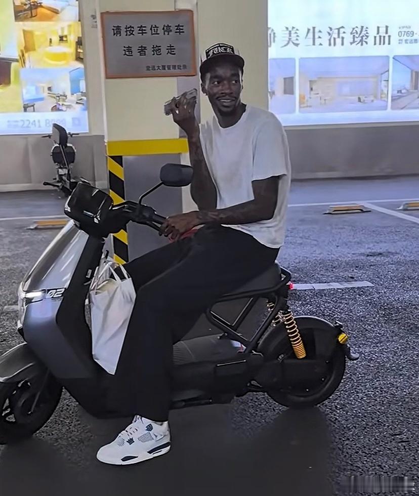 U19三位核心已归队，萨姆纳也喜提新车了，广东队阵容越来越完整，就等小胡啦，期待