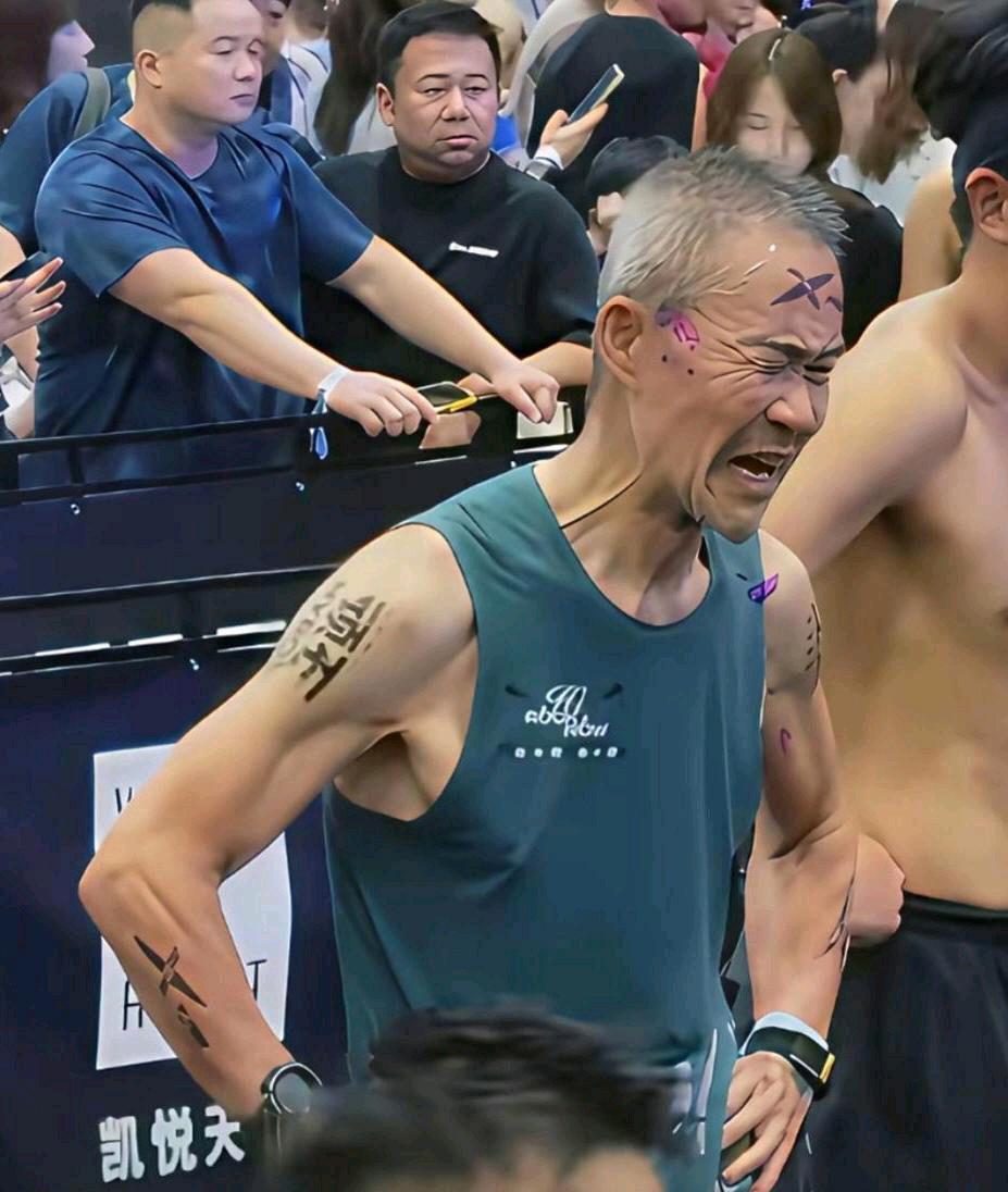 看到王石这表情，练不动就别练了！