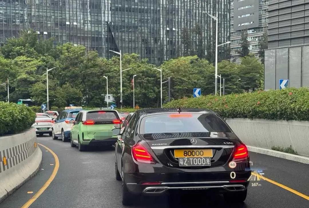网友：看这车牌，是位大佬，你觉得呢？