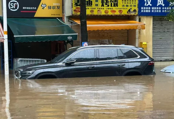 云南这位吉利星越L车主，遇上暴雨洪水泡水!水位只淹到座椅一半，还没没过座椅，车主最开始也打算修车，仔