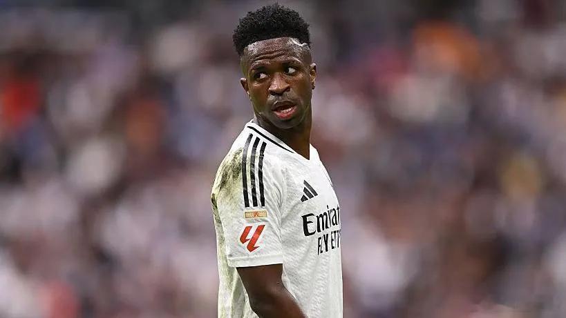 据西班牙六台记者MarcosBenito消息，皇马前锋维尼修斯正为多起种族歧视