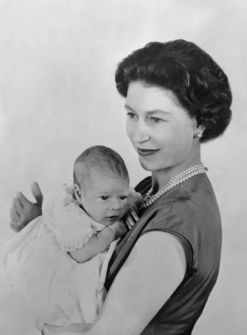 安德鲁王子是女王最宠爱的儿子，为什么被养废了，他和爱泼斯坦来往的时候王室也不阻止