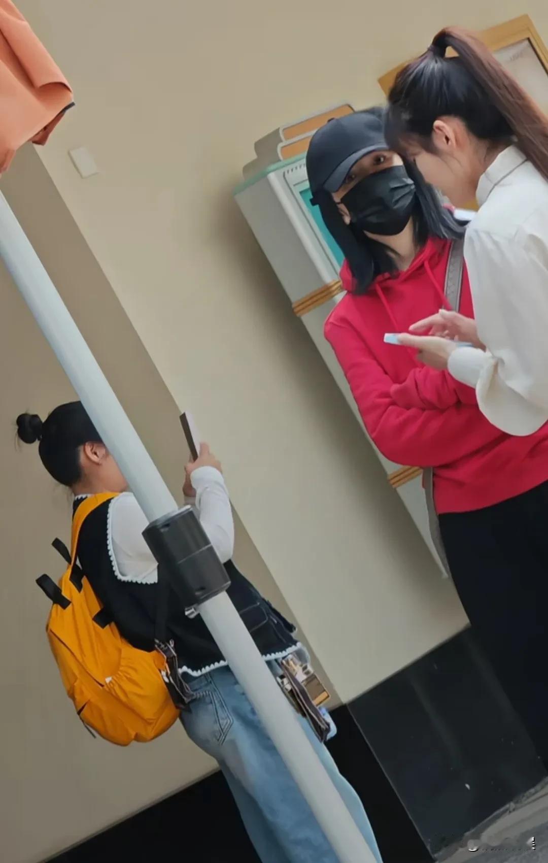 谢娜，带着三个女儿现身北京环球影城游玩，这一家子出行可不真不容易。戴着口罩穿着