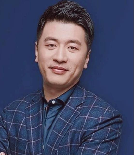 张雪峰说，当年我掏空四年的工资，给父母在东北买了房，他们正在装修的时候，我给他们