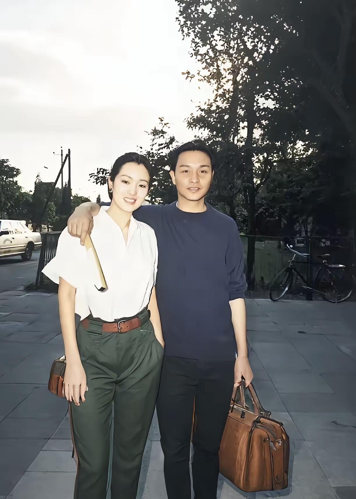 张国荣身高不是那么高挑，但在男明星里面属于特别有气质的一位，算得上标准的气质帅哥