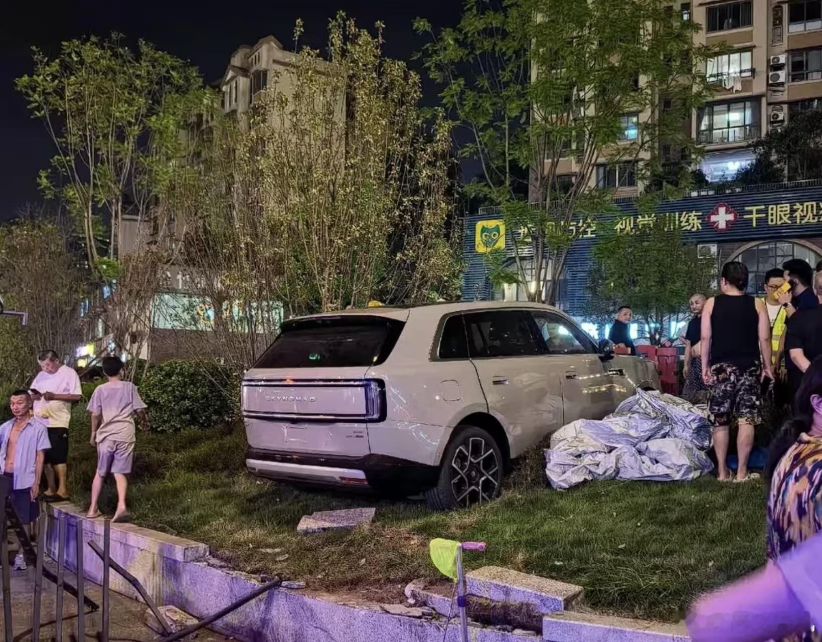 想不到吧，试驾小米澎程误操作用户已锁单，什么叫口碑这一块。说实话，53公里时速冲