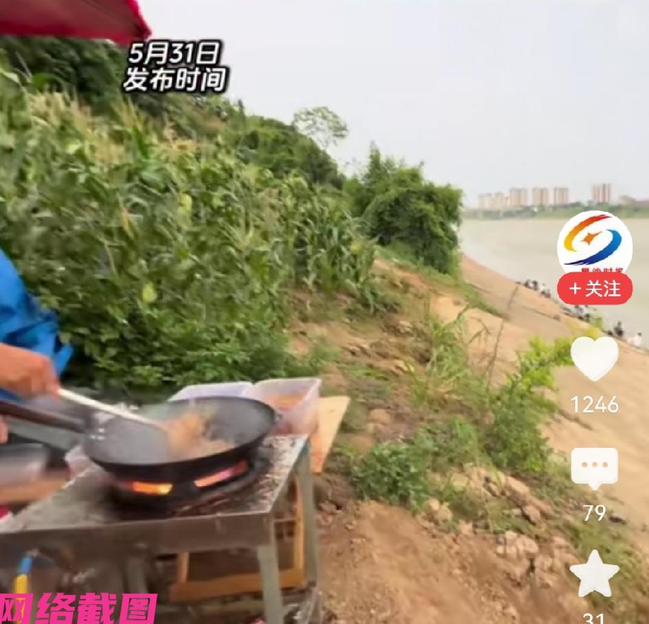 某小伙发现一处卖炒粉的好地方，河边岸旁，因为周围全是钓鱼佬。我们不得不佩服小