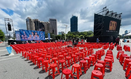 国民党今天在台北市府前广场举行反恶罢大造势，力挺5名台北市国民党立委。活动开场前