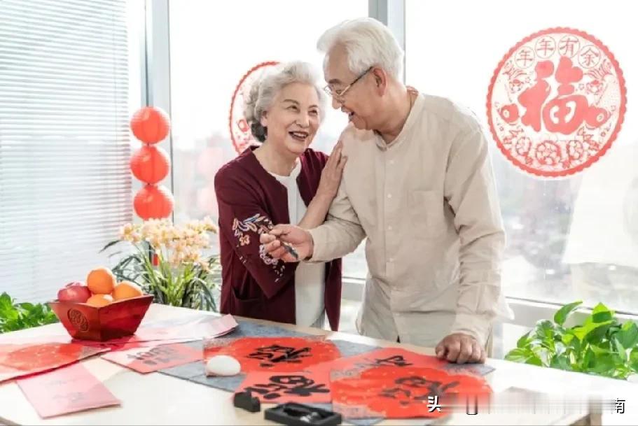 刚刚楼下邻居老两口，发的朋友圈说：今年我们正式退出春节社交圈，不串门、不拜年、不