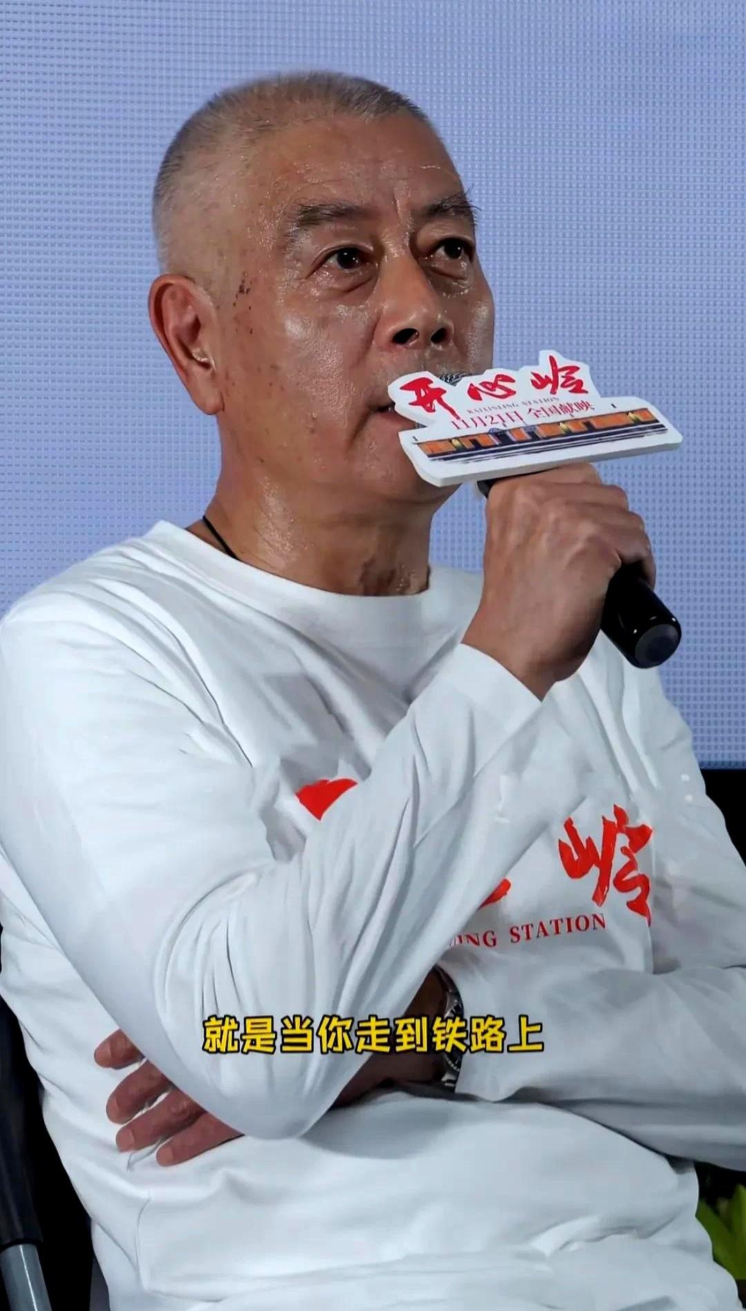 谁懂啊！老戏骨巫刚最近的状态，藏都藏不住！年轻时英俊潇洒的他，如今满头白发，