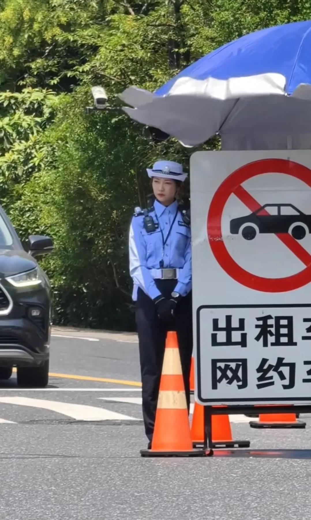 高温炙烤下的杭州街头，兔子警官李语蔚看起来好辛苦啊！这么热的天，室外马路上的温