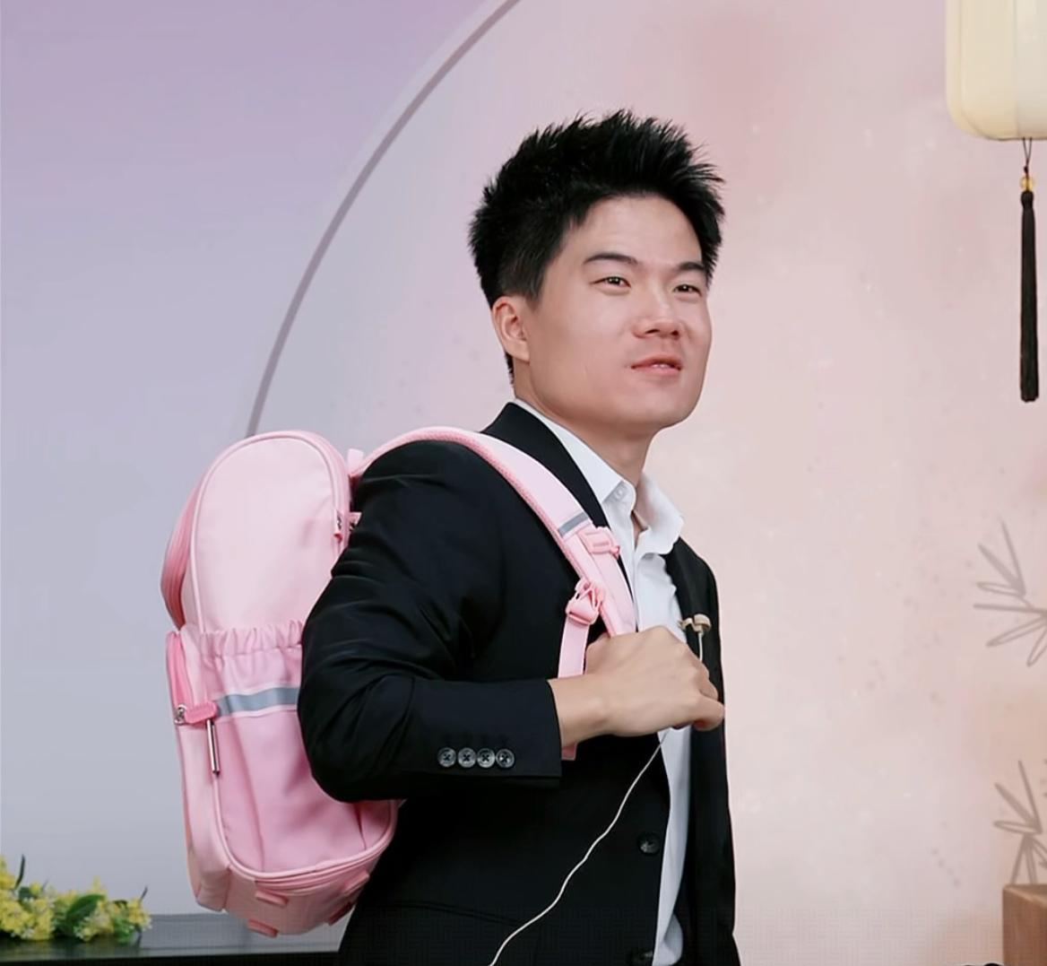 怪不得董宇辉送苏童老师送了这么久原来是苏童老师的夫人想要包包和签名她的好朋友
