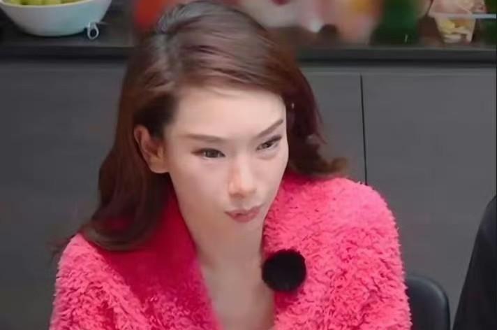 戚薇撕裂了最隐秘的医美真相：脸垮，不是因为你缺钱。她在直播间亲口承认了。但紧