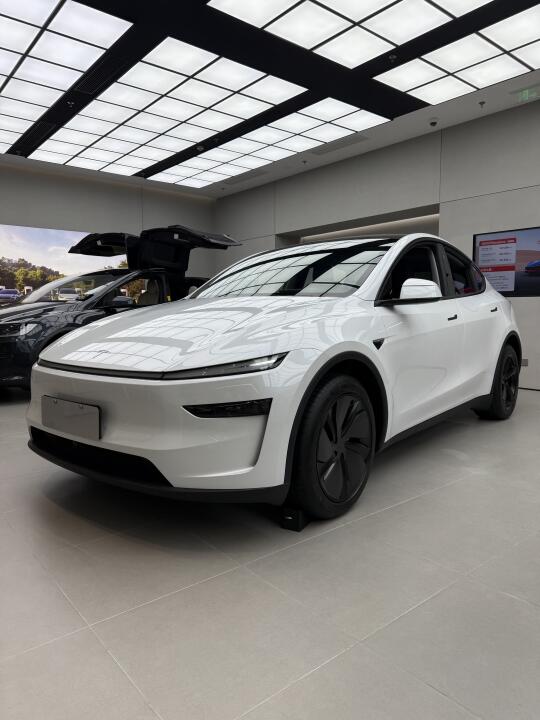 新 Model Y 有点好开？全靠轮胎偷偷升级！