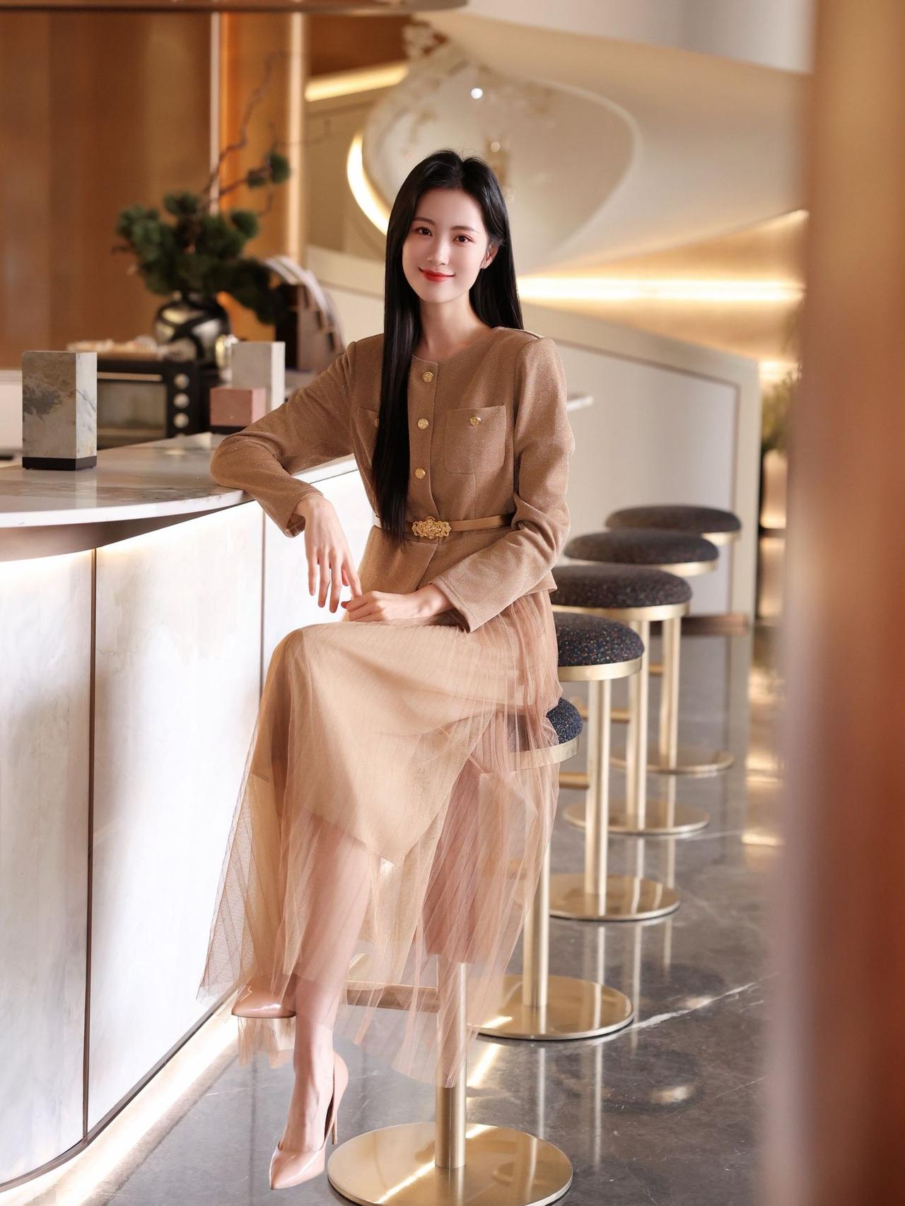 女人最美是气质还是最美的是善良?温柔驼色裹着松弛的优雅，长卷发漫过肩头，在光影里