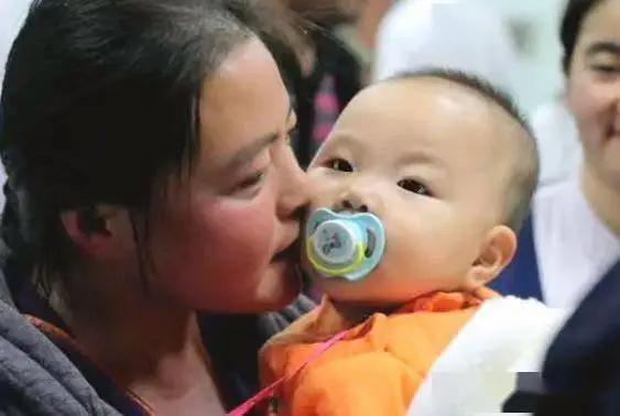 “太狠心了！”2014年，山东一位宝妈在给10个月大的女儿洗澡时，意外发现孩子屁