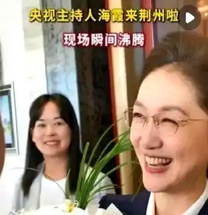 她对着镜头煮饺子，评论区却问：“回不去了吧？”海霞被骂“假笑”16年，后来悄