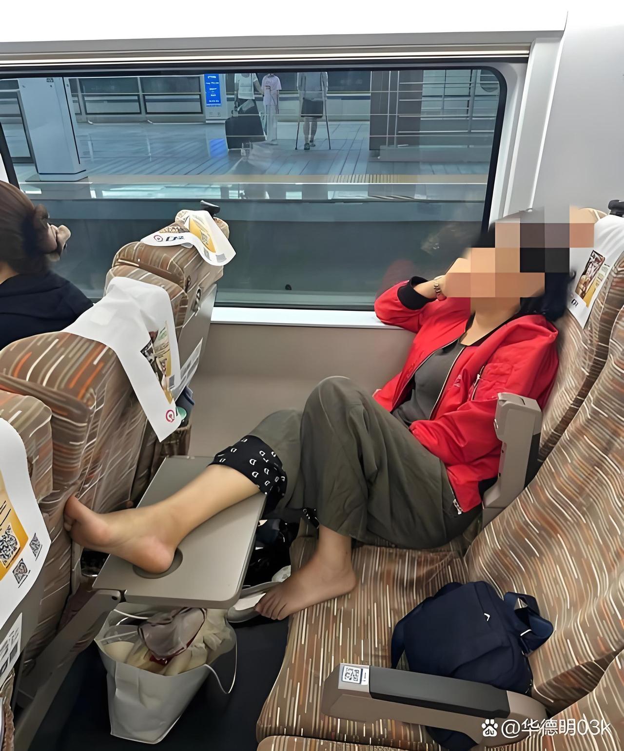 高铁飞机上脱鞋，这文明吗？当一趟呼啸的高铁穿梭在城市之间，车厢里的百态，往往是社