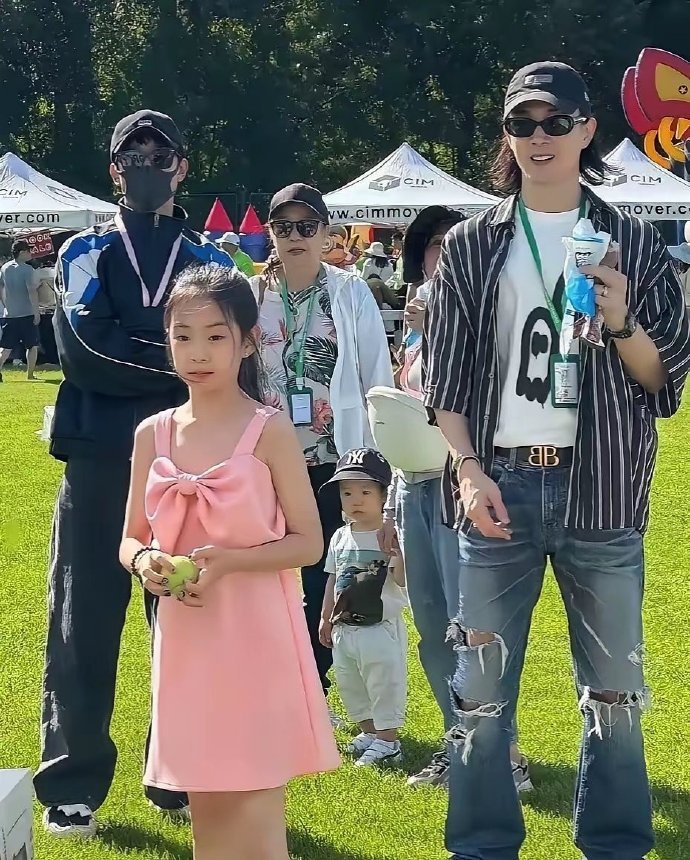 基因真的好神奇啊！明明小时候和妈妈一模一样，但长大了却越像爸爸了！