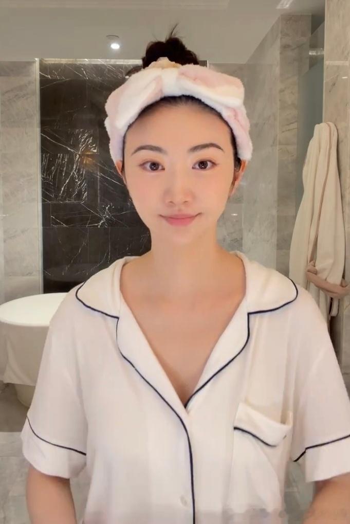 这个景甜素颜咋这么嫩吧素颜比化妆更好看啊啊右下角的表情好形象啊真是边看视频