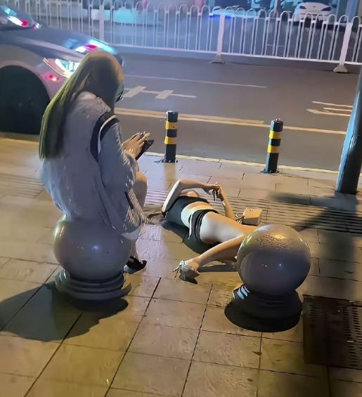 从夜店出来，喝多了，地上躺一下。还有醉酒的女孩，直接倒在垃圾堆里。夏天了