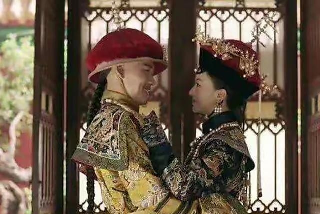 1773年，62岁的乾隆秘密将13岁的皇子颙琰立为接班人，颙琰生母令贵妃却在2年