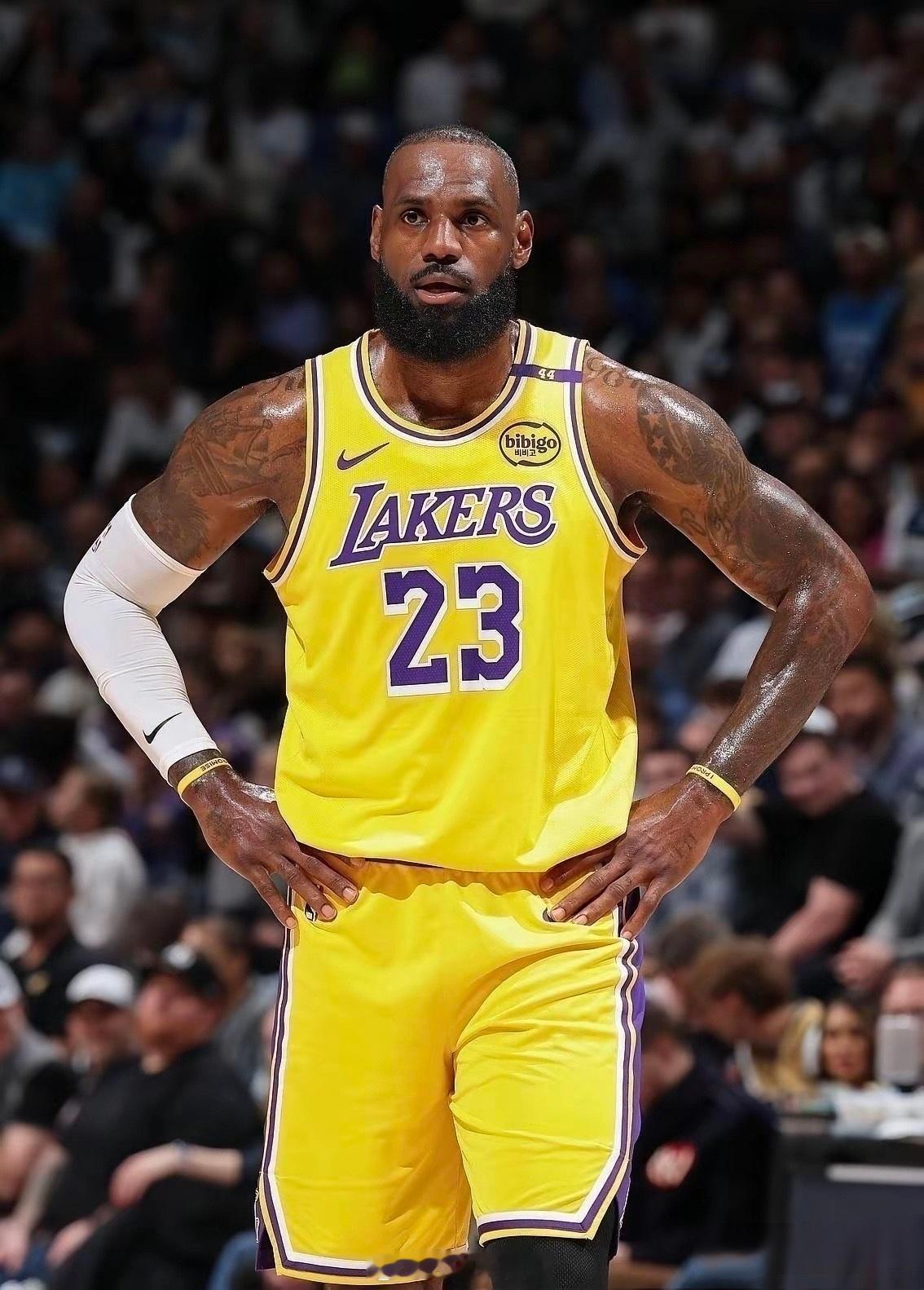 不服不行！詹姆斯的五大能力！大家觉得哪个最厉害？1. 推土机式突破：利用碾压级身