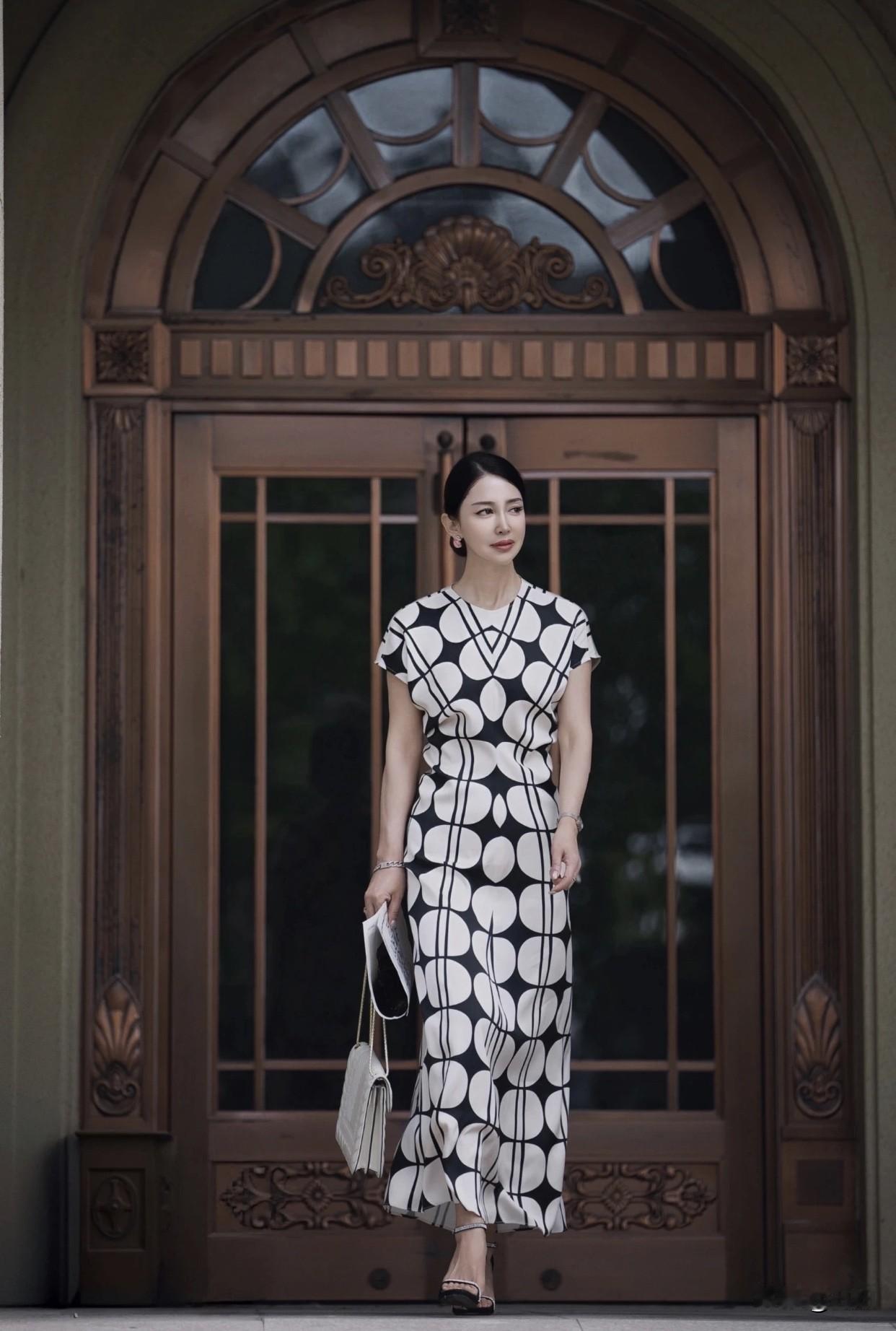 “东方美”是怎样的美？东方美还蕴含着内在的气质，它是温柔婉约、谦逊内敛的，就像江
