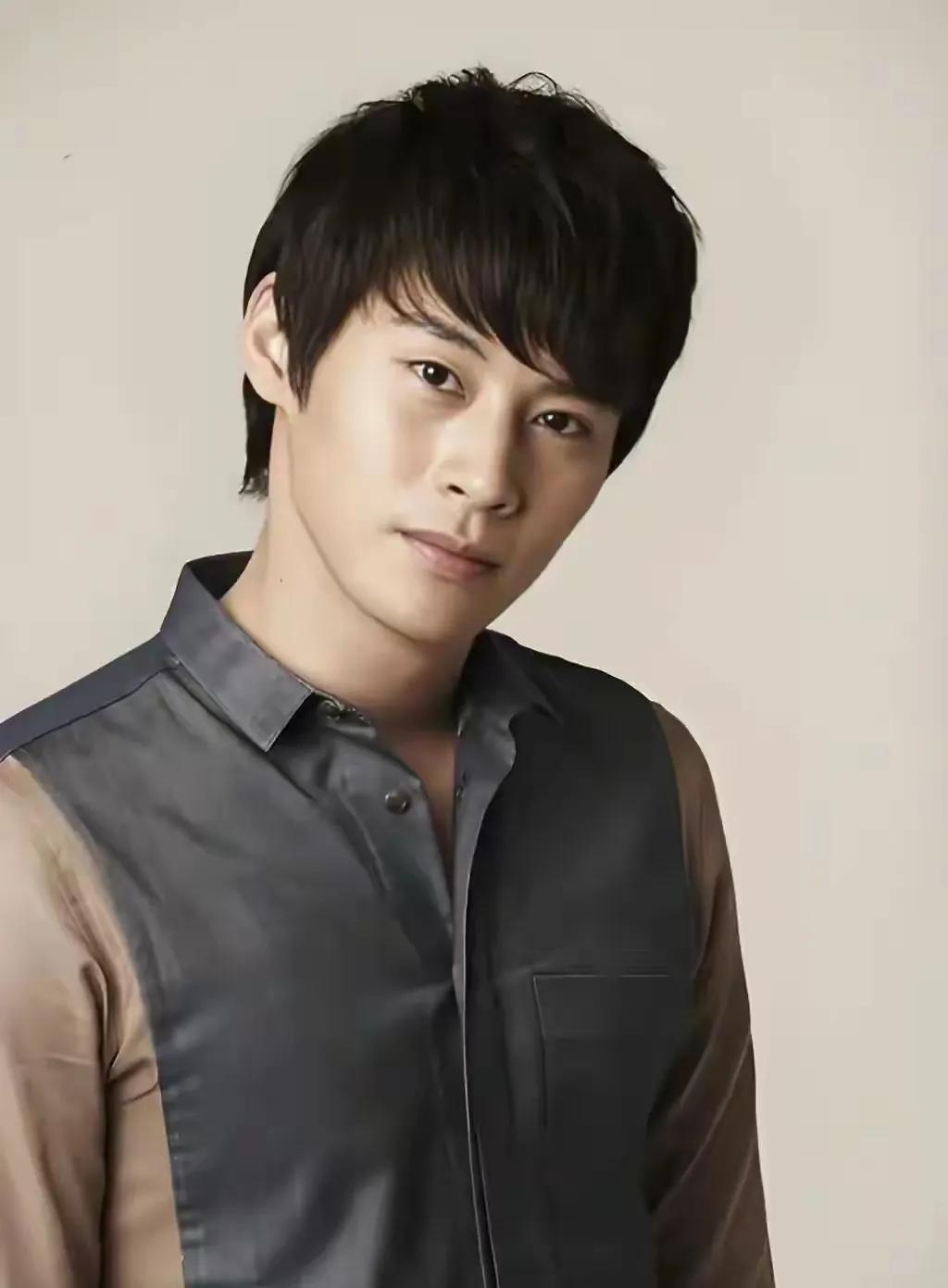 男星郑恩宇离世，他今年才40岁，去世的前一天，也就是2月10号，还在缅怀张国荣。