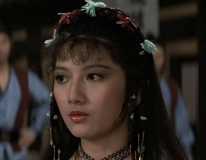 1975年的一天，刘玉璞正在洗澡，醉醺醺的父亲发疯般地踹开门，冲进浴室里，死死拽