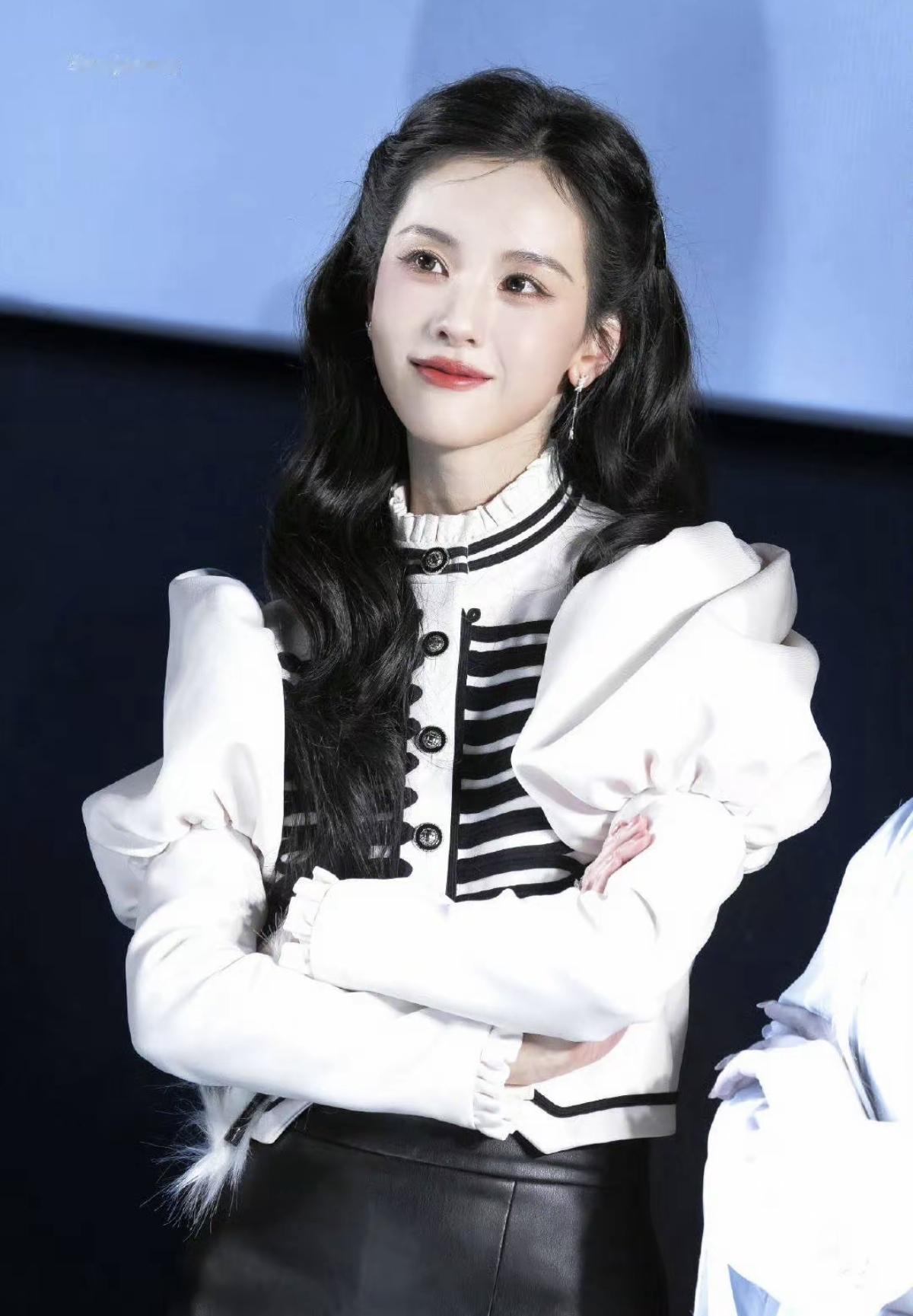 为陈都灵的反差角色疯狂心动，线下造型也完美踩中我的审美[比心]陈都灵的美貌，永远